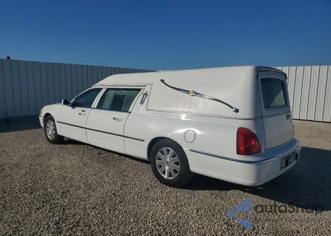 2003 Lincoln Town Car Executive z USA, uszkodzony, nr VIN 1L1FM81WX3Y643636
